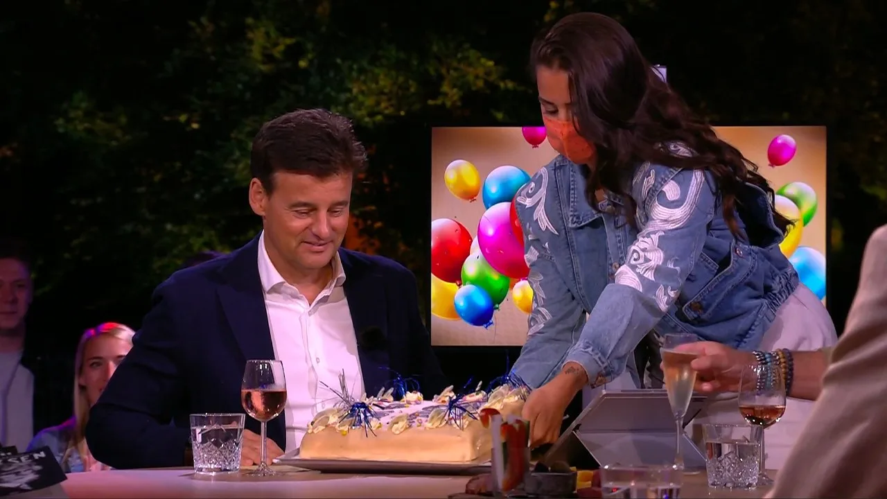 Jarige Wilfred krijgt taart tijdens uitzending: 'Het is space...