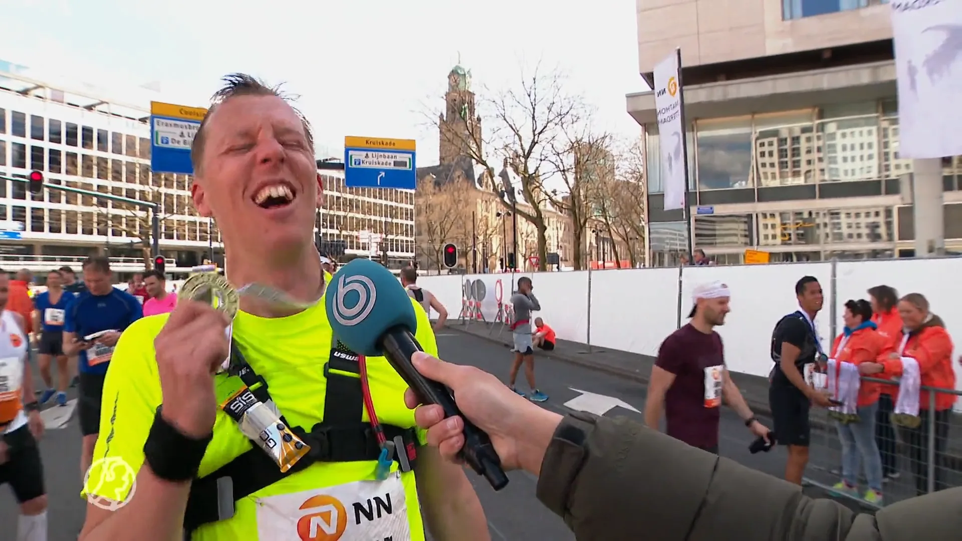 Marathonlopers komen uitgeput maar voldaan over finish in Rotterdam
