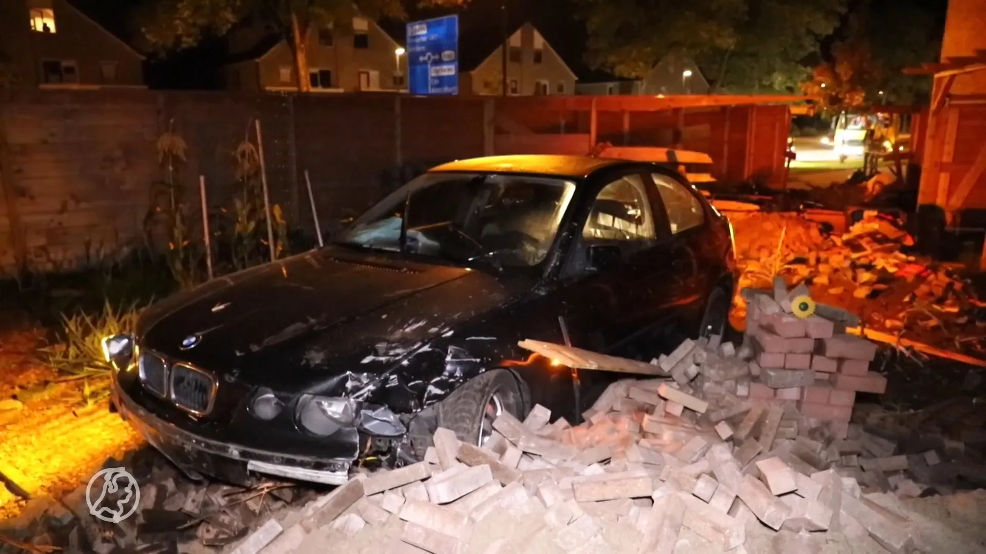 Automobilist rijdt achtertuin binnen in Apeldoorn en vlucht