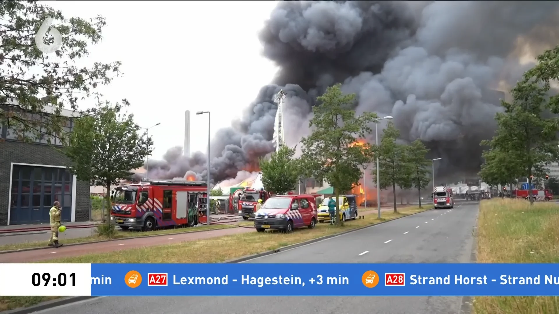 Grote brand in Rotterdam, donkere rookwolken trekken over de stad