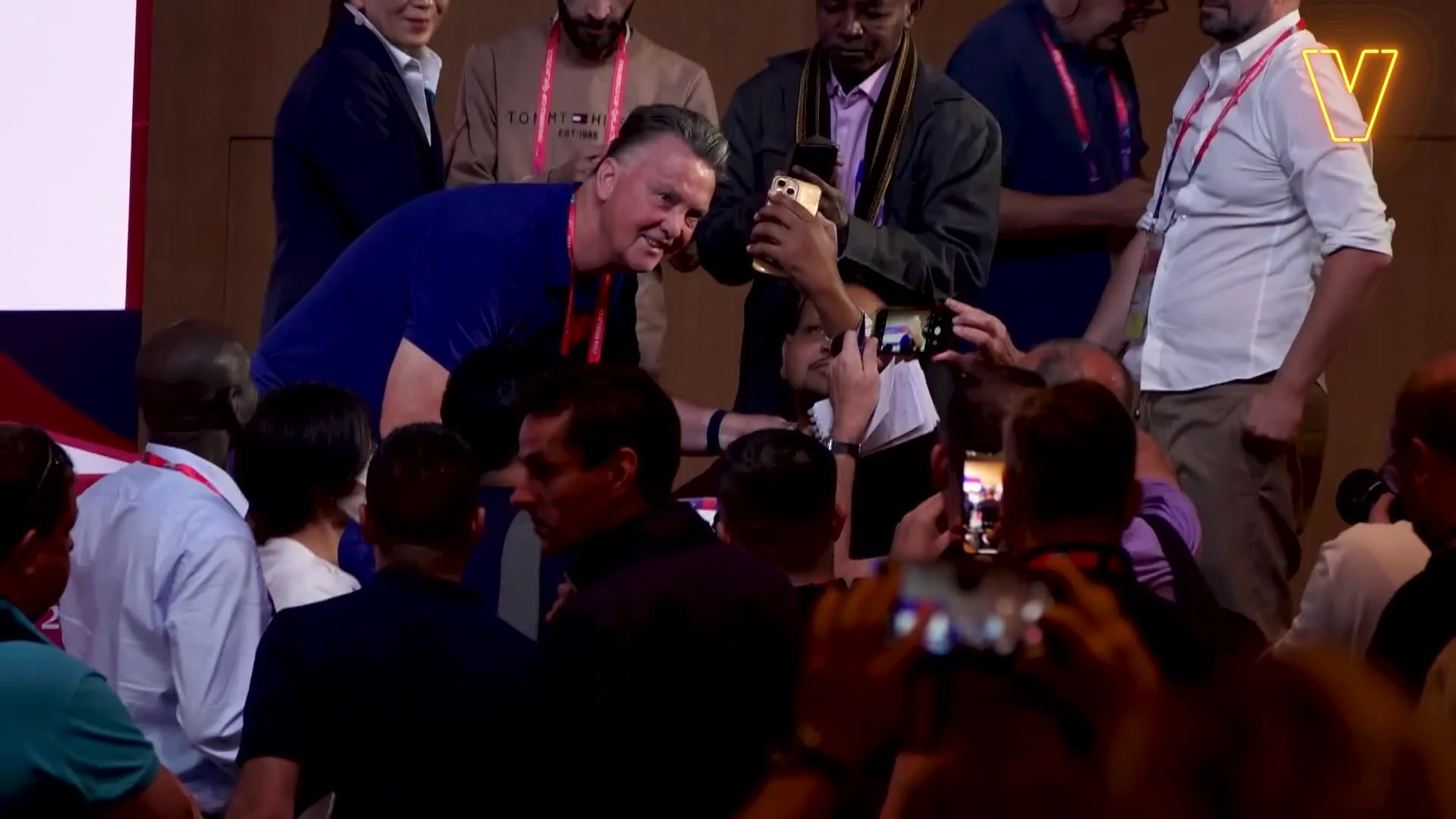 Buitenlandse pers bestormt Louis van Gaal voor selfies na persconferentie