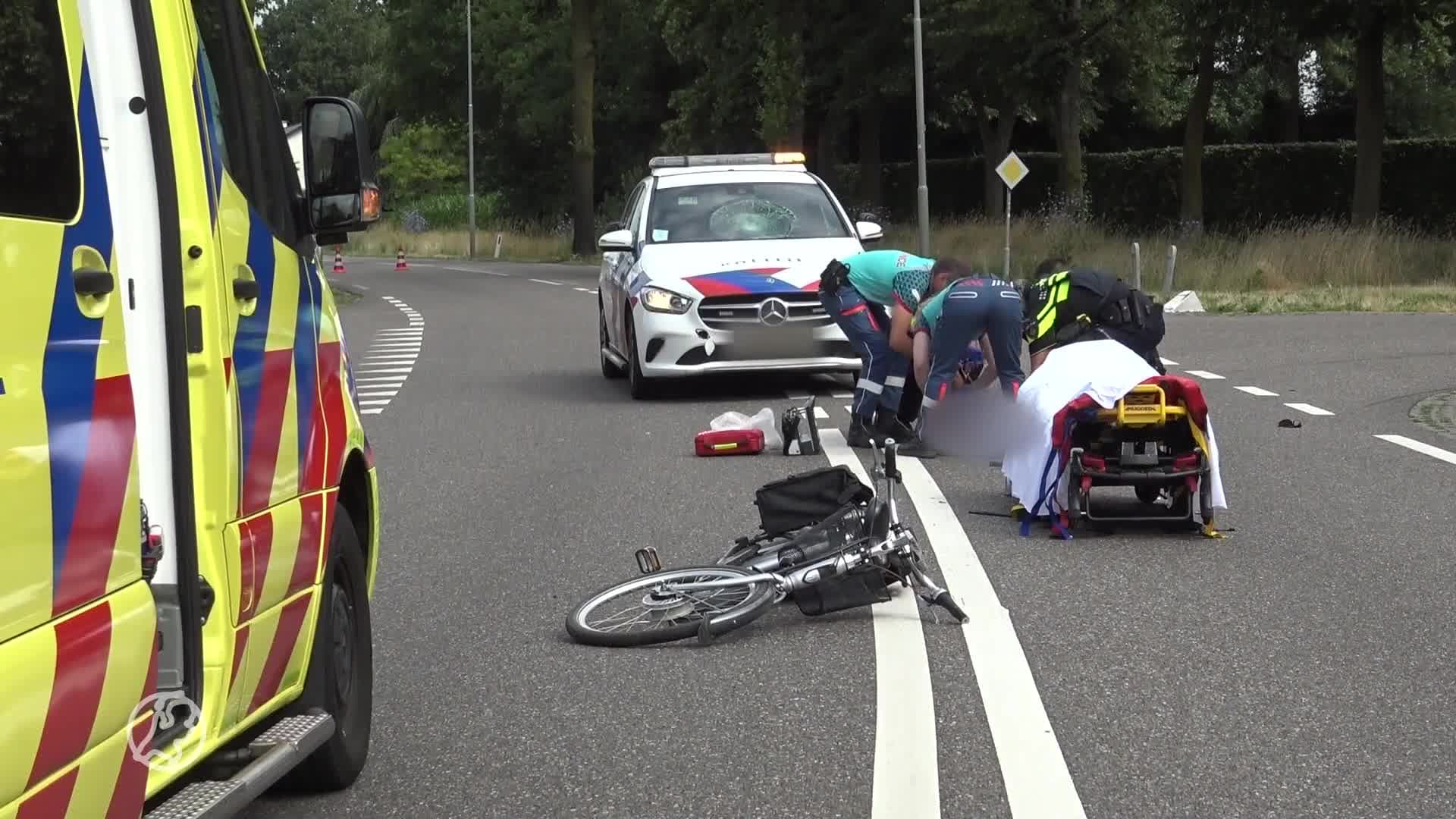 Fietsende vrouw aangereden door politiewagen in Ospel