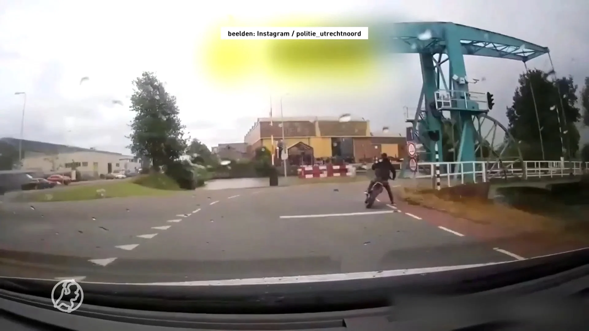 Motorcrosser wil politie te snel af zijn maar botst tegen ophaalbrug