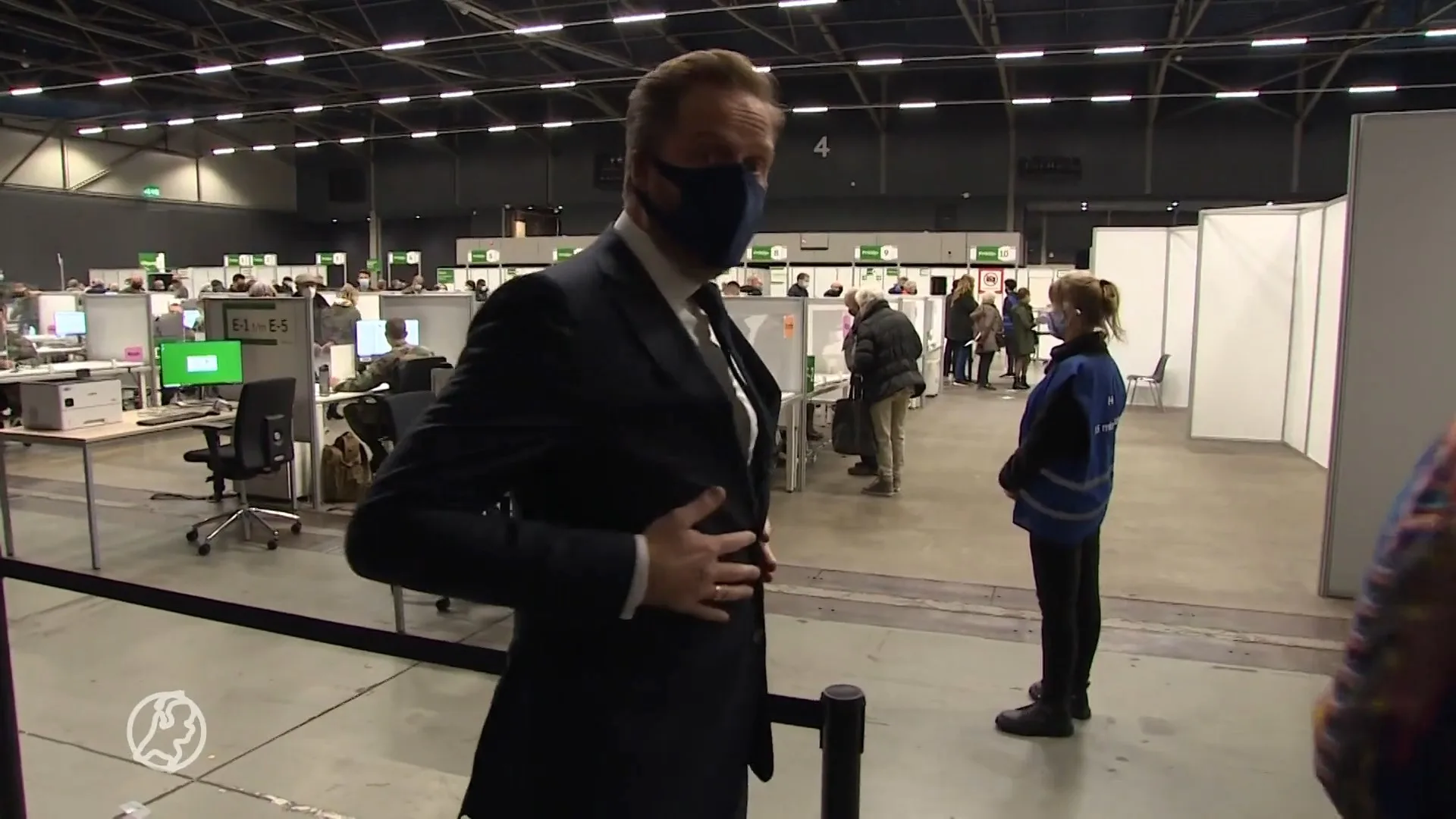 Hugo de Jonge vergeet wéér paspoort, deze keer bij boosterprik