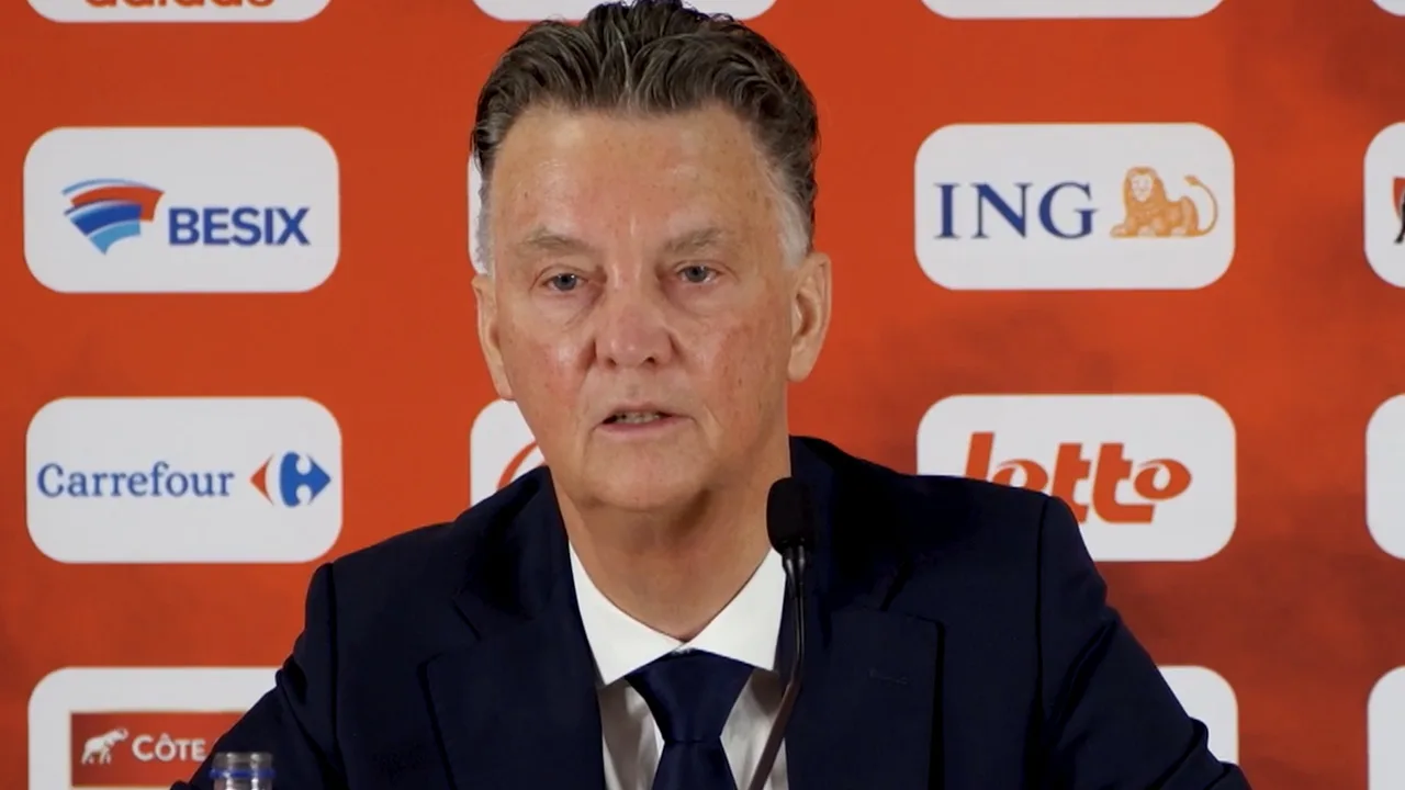 Van Gaal richt zich tijdens persco tot UEFA-mevrouw: 'De scheids floot iedere keer af!'
