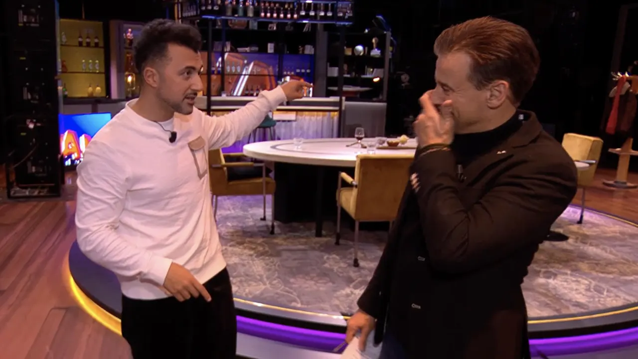 In de Wandelgangen: Eus imiteert Johan op geniale wijze; Wilfred gaat stuk!