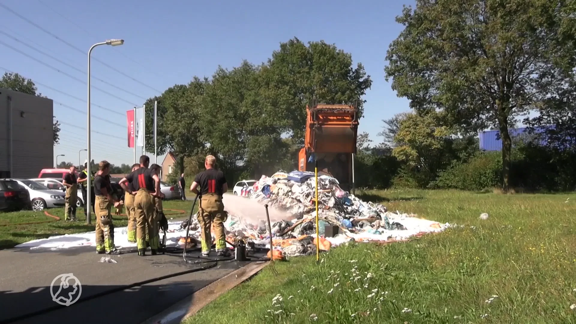 Brandende inhoud vuilniswagen in Hengelo op straat gedumpt