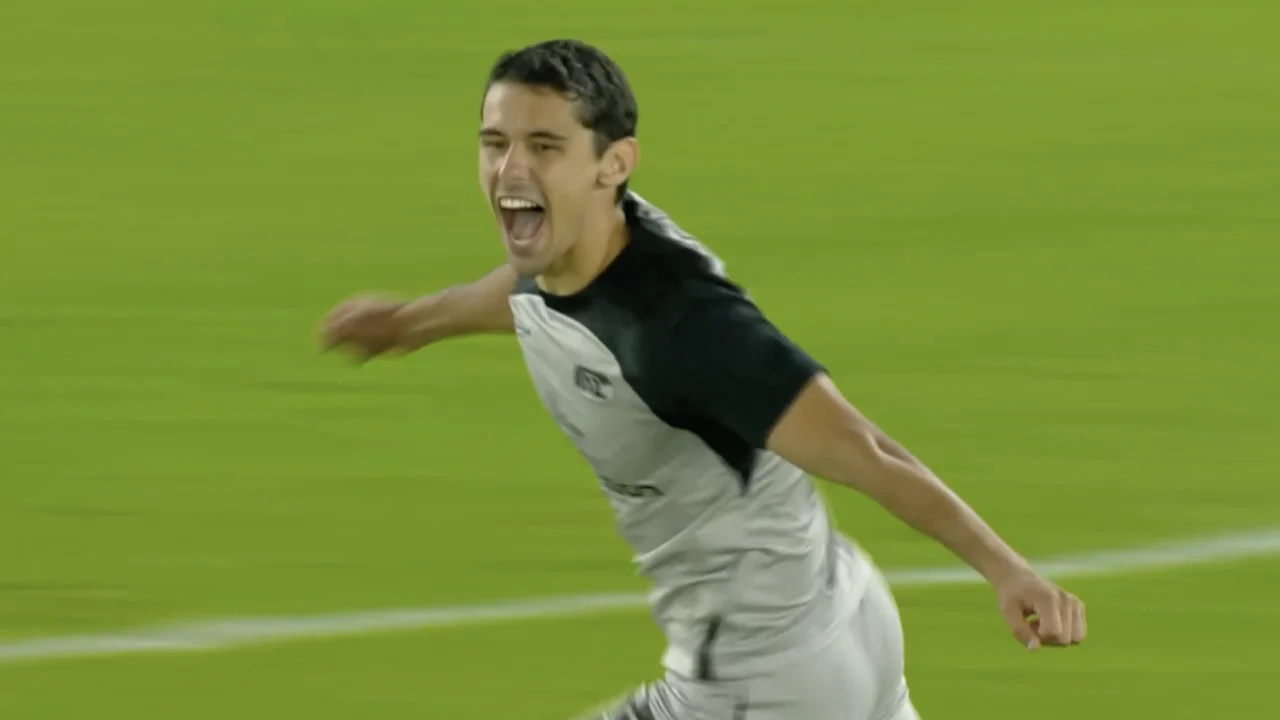 VIDEOGOAL: Penetra scoort beslissende strafschop en schiet AZ de groepsfase in