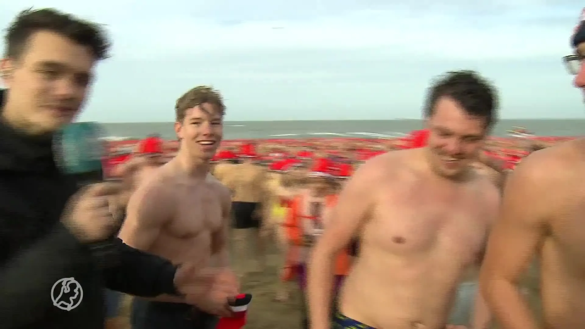 Traditionele nieuwjaarsduik Scheveningen is weer traditioneel koud: 'Ik tintel helemaal!'
