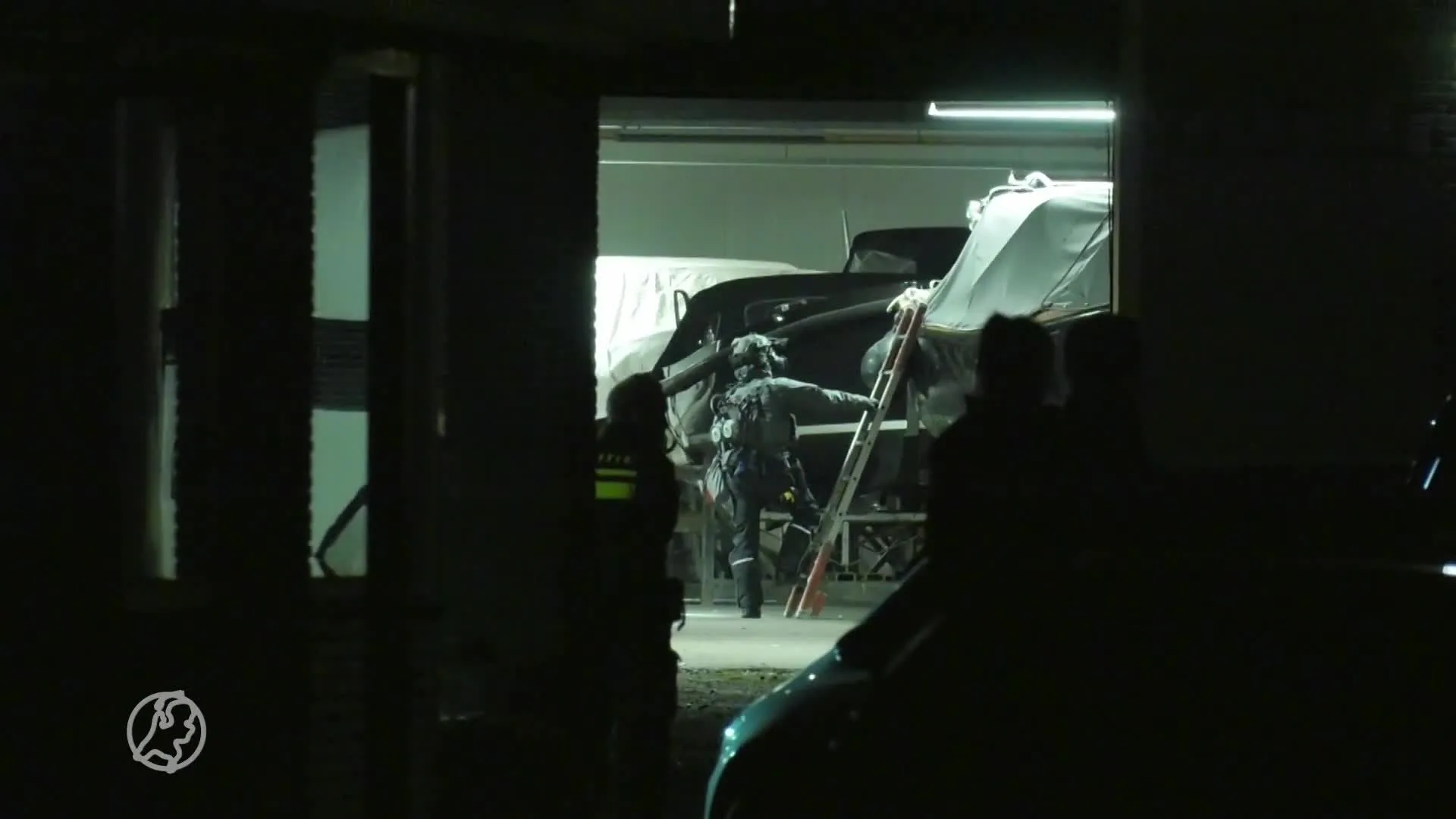 Politie vangt twee verstopte verdachten bij crystal methlab A...