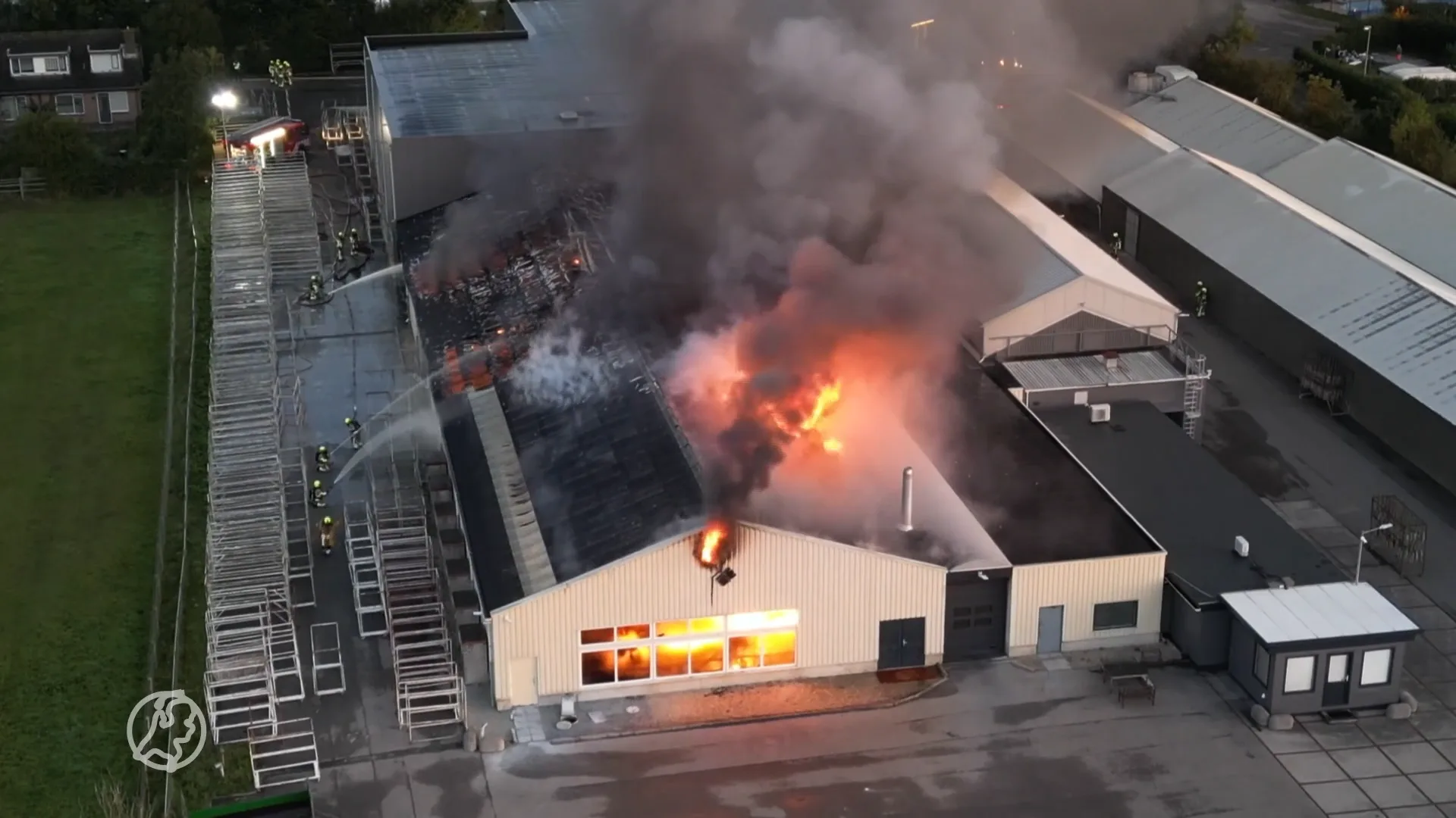 Camping geëvacueerd wegens brandende loods, mogelijk asbest vrijgekomen