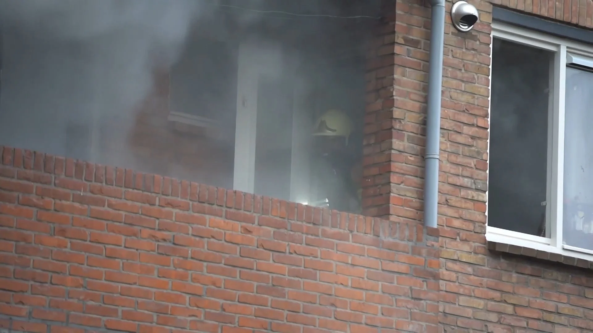 Bewoners door het oog van de naald bij flatbrand, illegale vuurwerkbommen ontdekt(1)