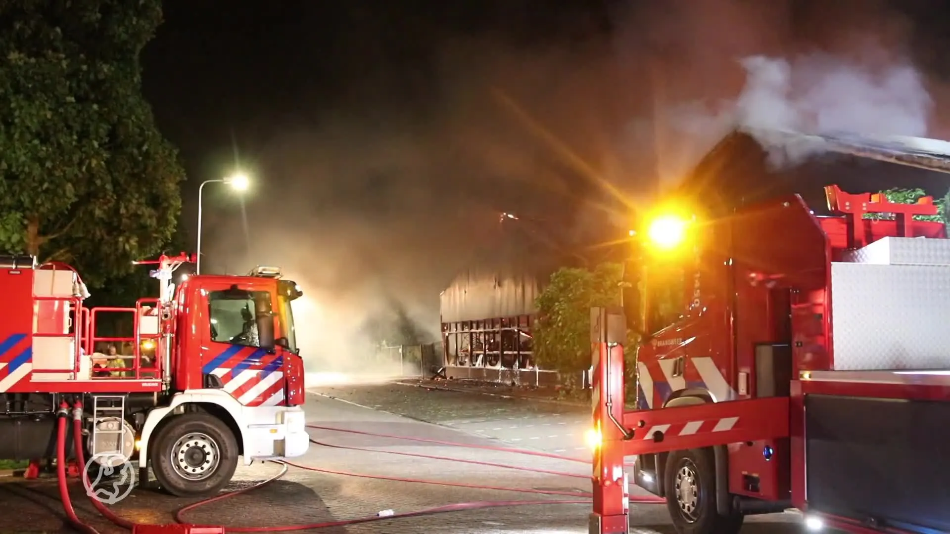 Flinke rookontwikkeling bij grote brand hout- en metaalverwerker in Ens