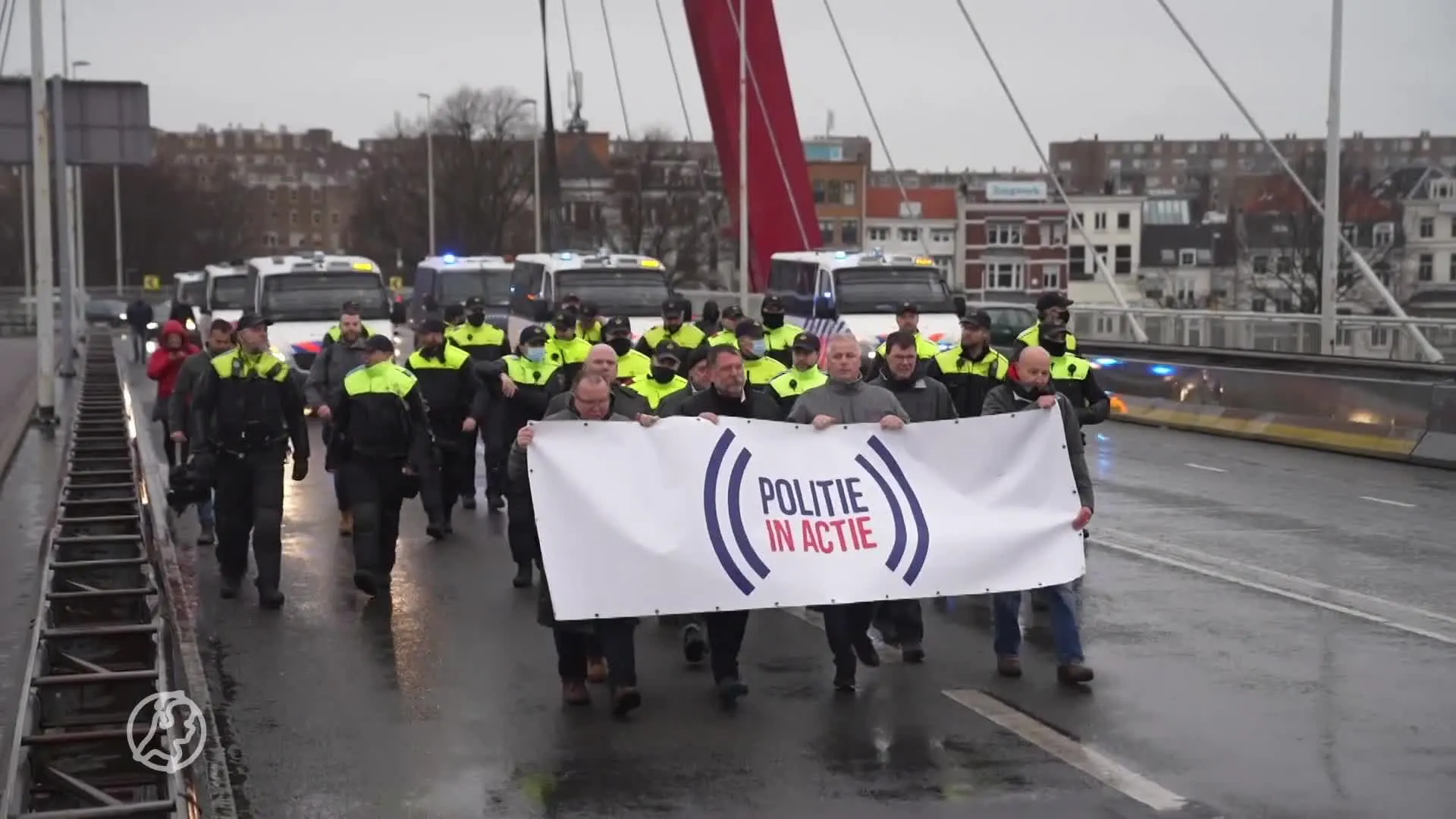 Politie demonstreert in Rotterdam voor betere cao