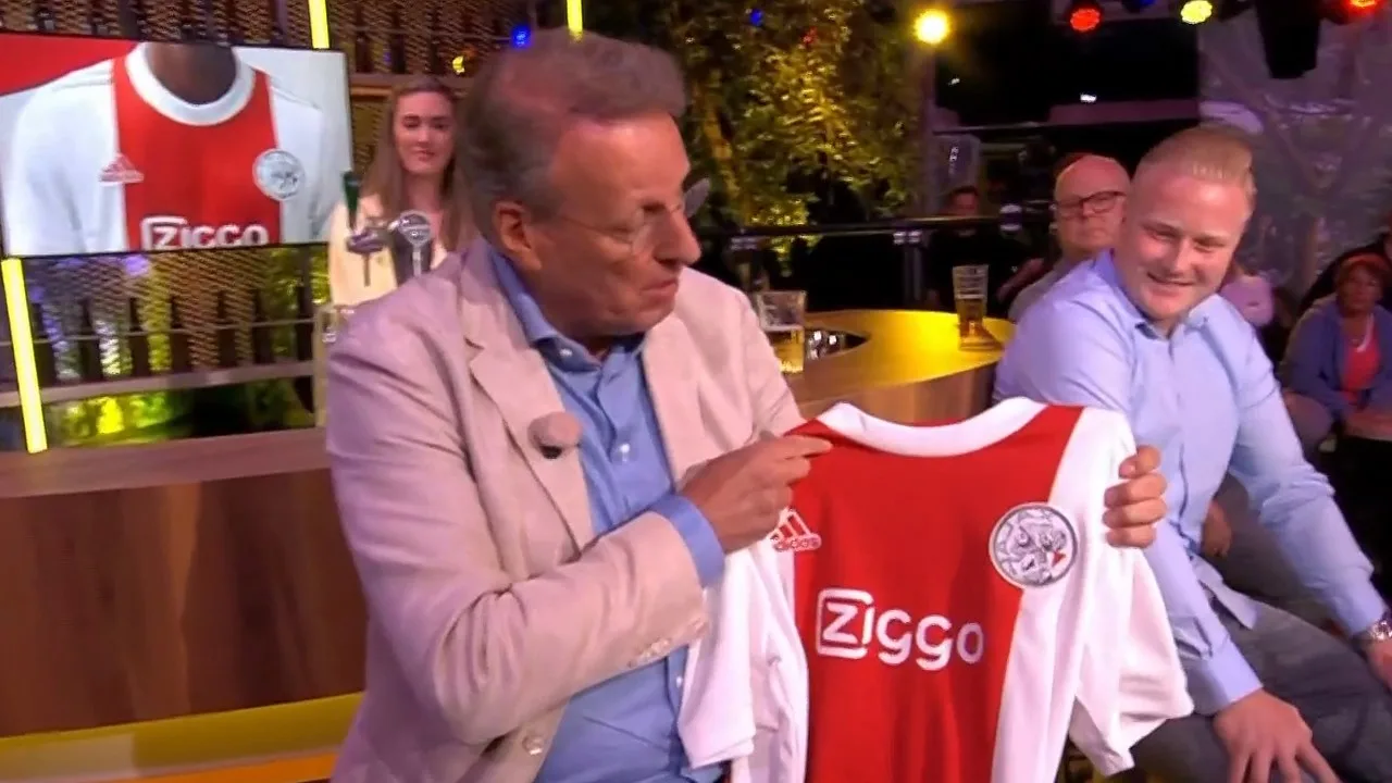 Chris over nieuwe thuisshirt Ajax: 'Een geweldige marketingstunt'