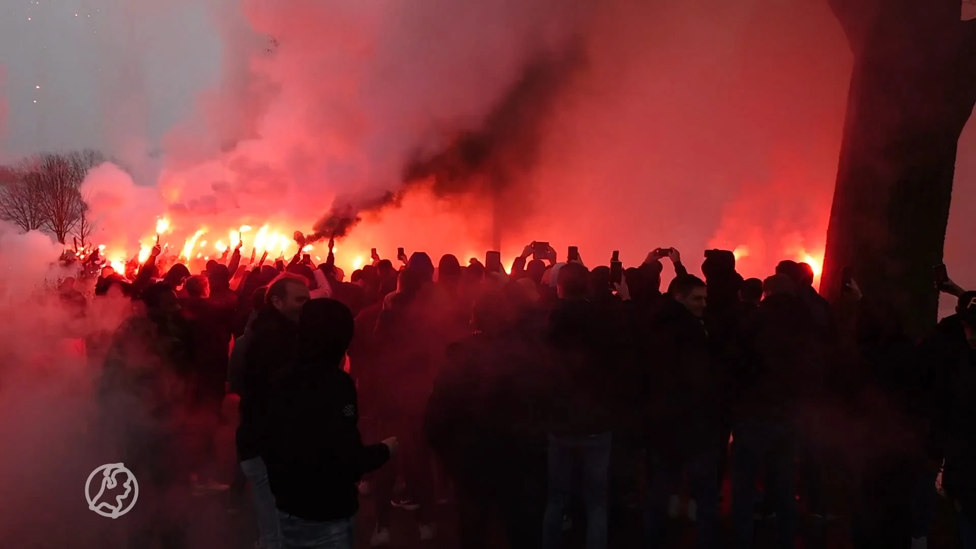 Feyenoord-fans steunen spelers tijdens laatste training