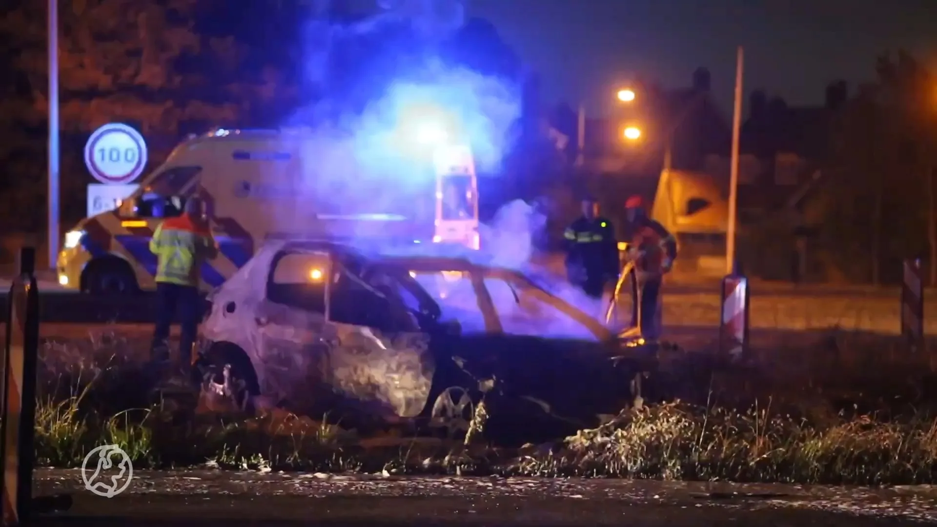 Zwaar ongeluk bij Afsluitdijk: auto vliegt in brand na botsin...