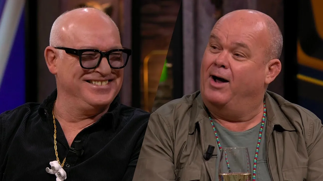 VI-trio krijgt cadeaus van Paul de Leeuw: 'Zit ik hier met een kalkoen...'