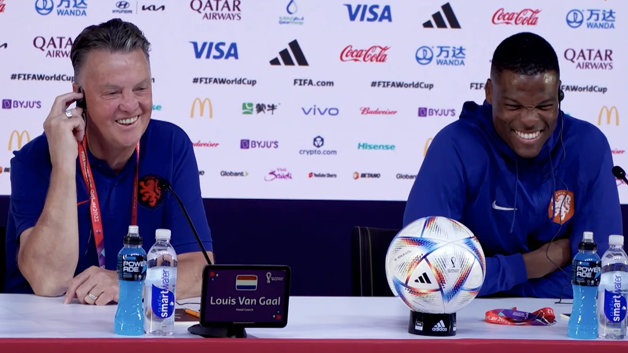Van Gaal dolt met fotograaf: 'Denzel is een knappe jongen'