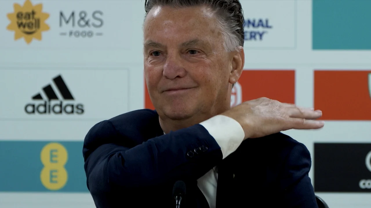 Van Gaal geeft zichzelf schouderklop: 'You know who makes the winning goal: Weghorst!'