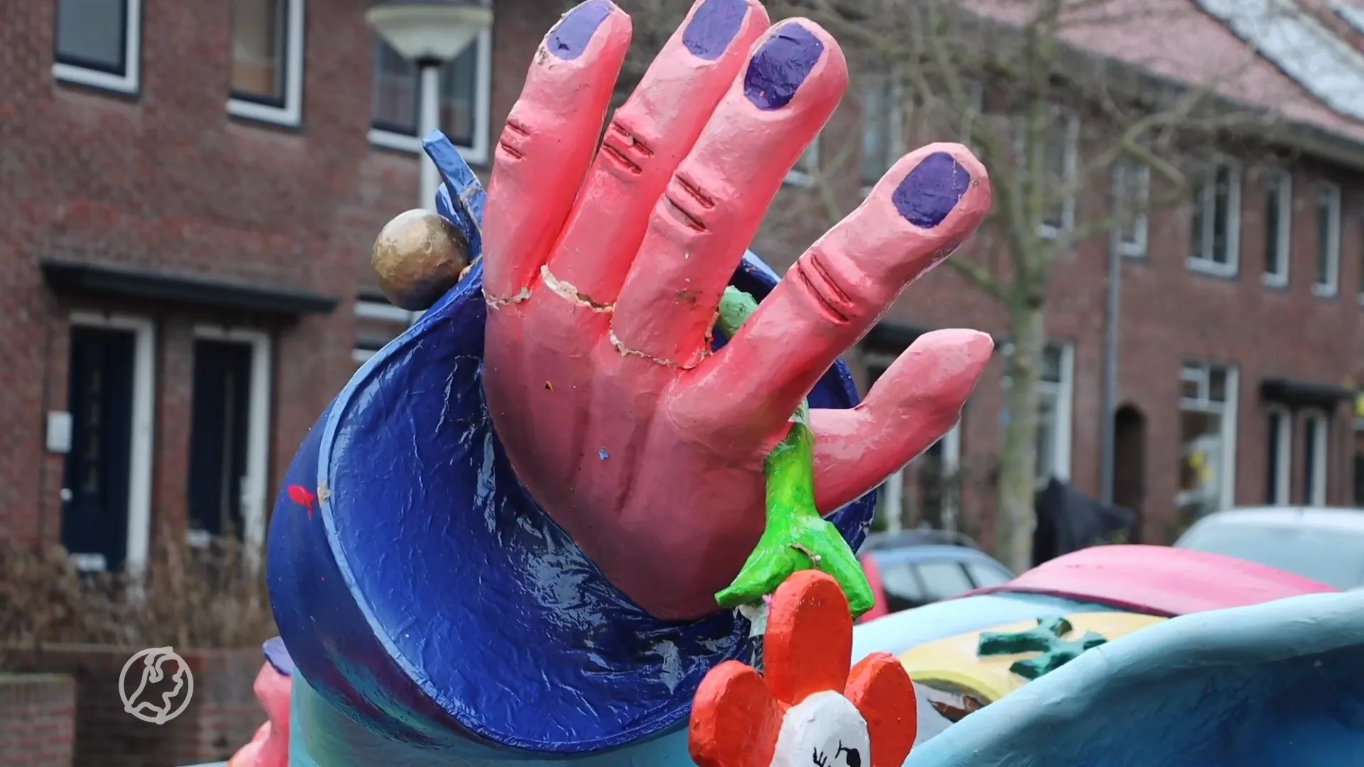 Pop breekt af van praalwagen