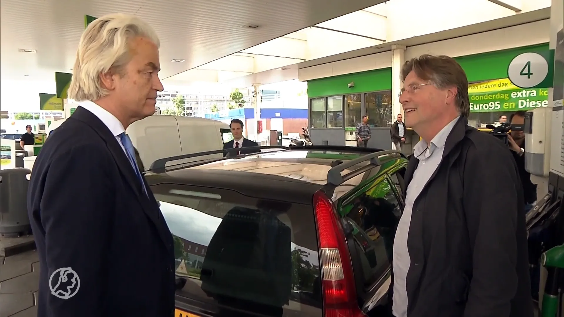 Wilders voert actie op tankstation tegen hoge benzineprijzen