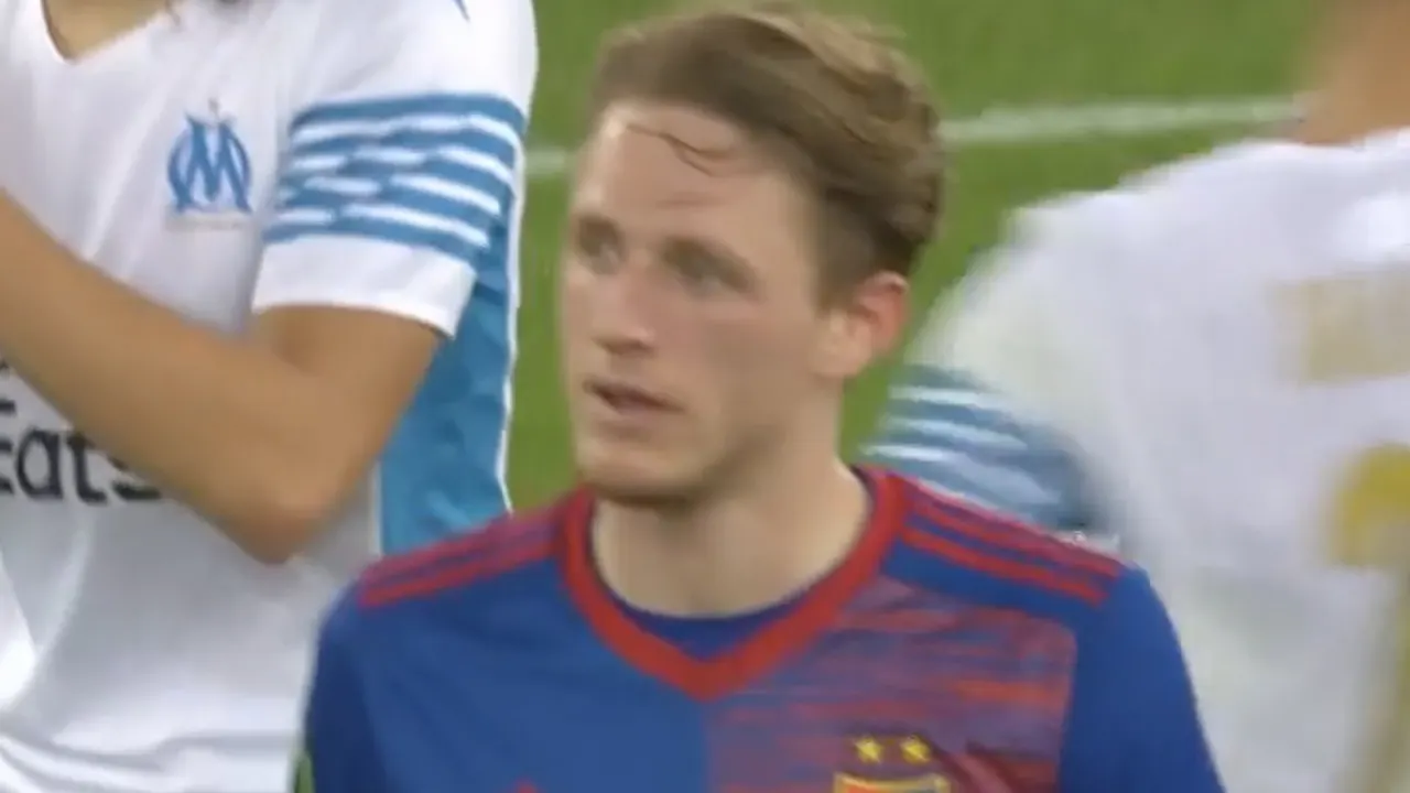 Wouter Burger veroorzaakt strafschop, maar wordt gered door doelman