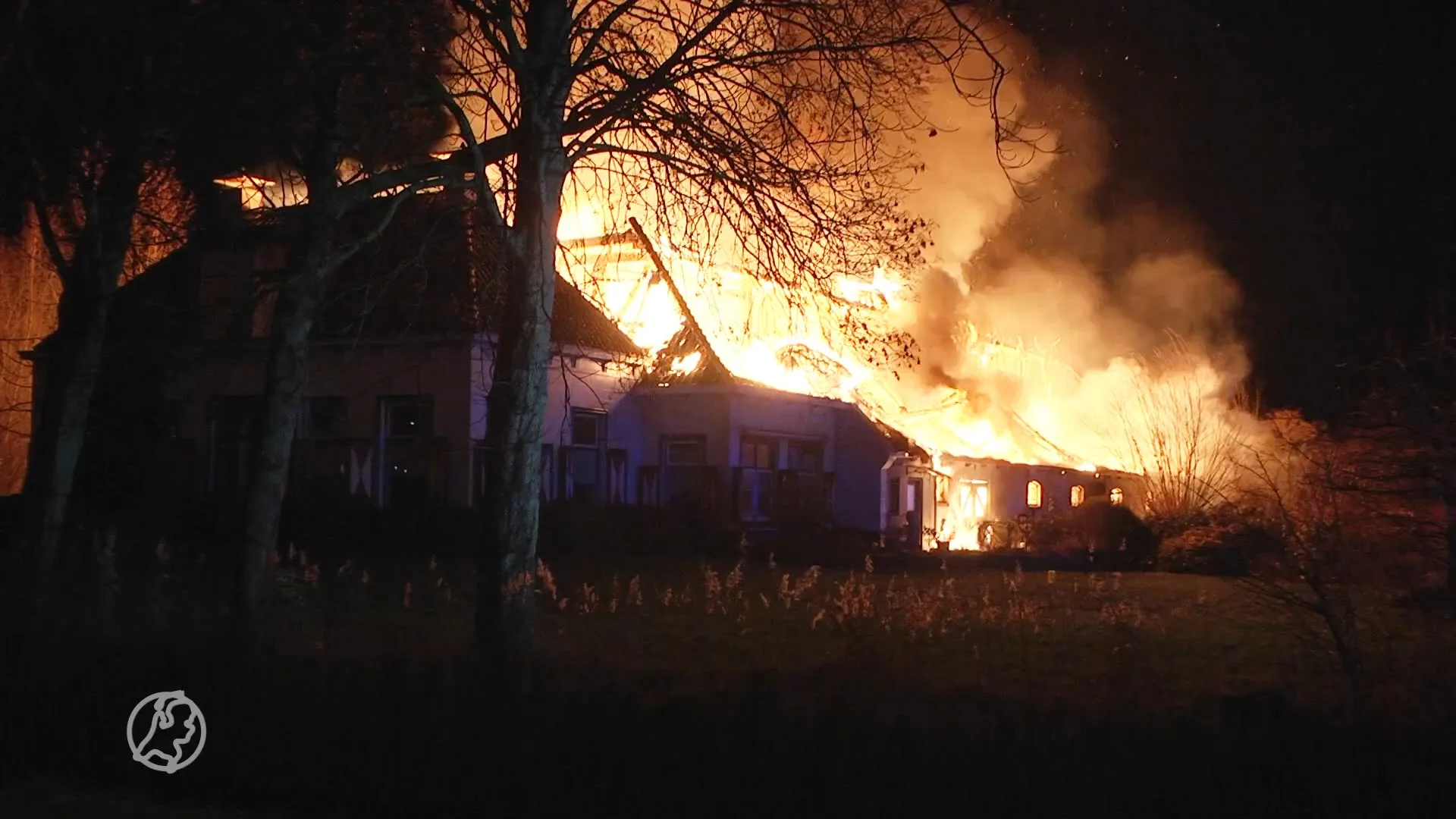 Grote uitslaande brand verwoest rieten dak woonboerderij in G...