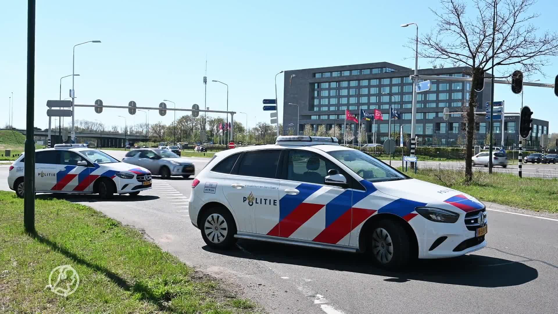 Vader en zoontje slaan met auto over de kop na aanrijding, politie zoekt doorrijders