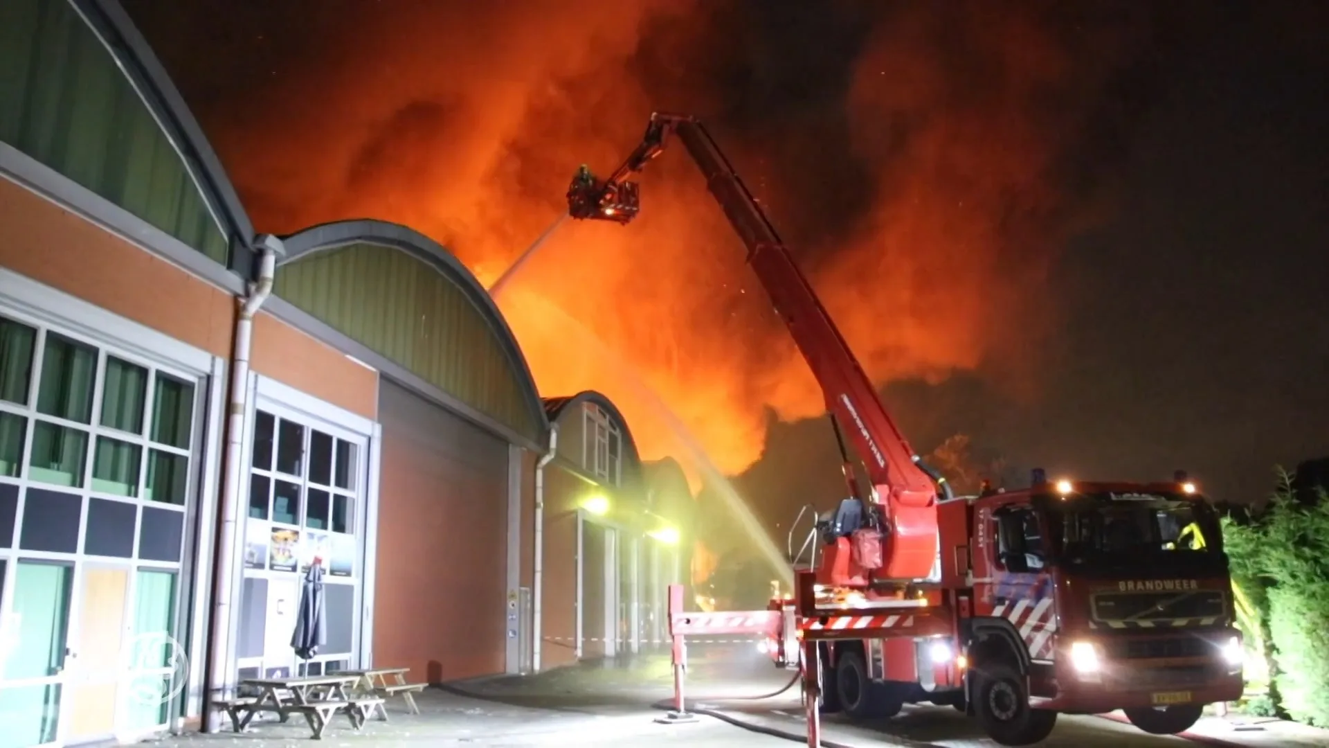 Zeer grote brand bij deelscooterbedrijf in Rotterdam