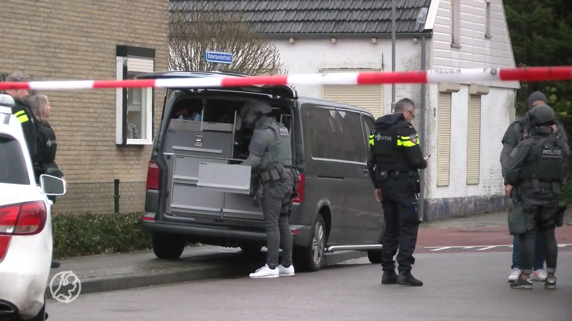 Man loopt gewapend over straat in Biervliet, twee aanhoudingen