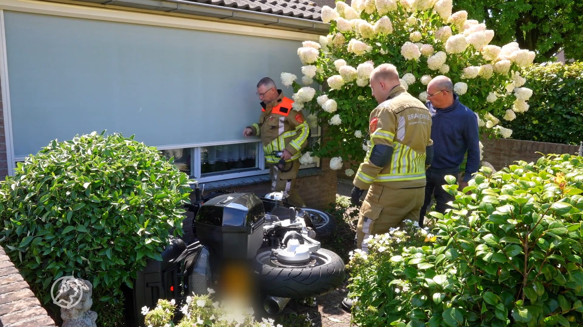 Motorrijders knallen door stenen muurtje van voortuin heen in Kaatsheuvel
