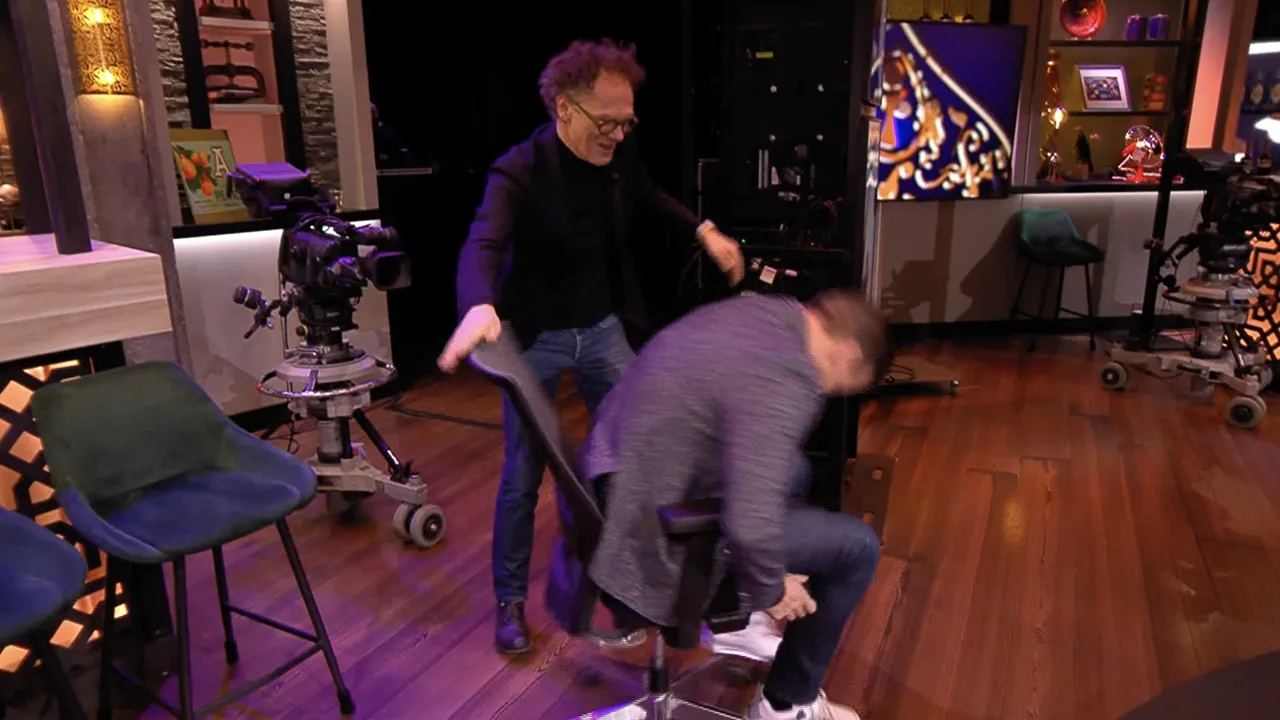 Ben simuleert training voor astronauten met Wilfred: 'Word je al misselijk?!'