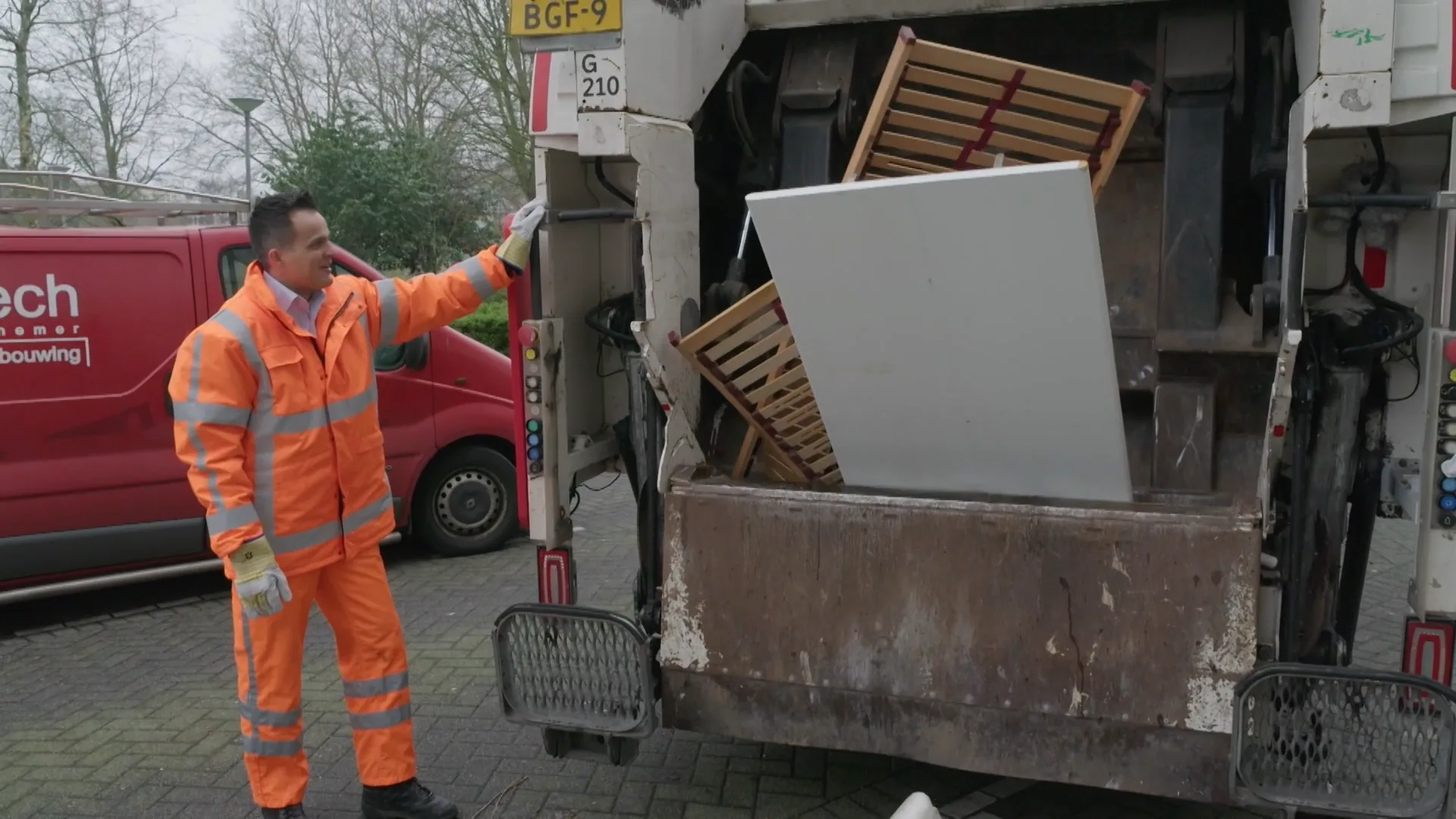 Mitch HAALT een berg GROFVUIL op
