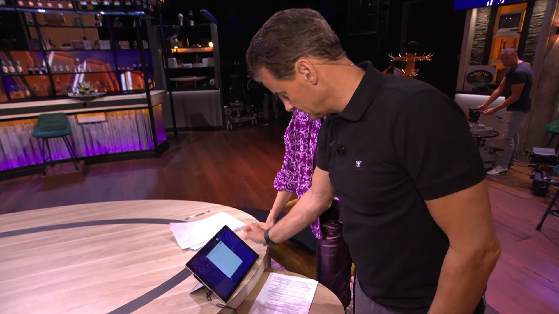 Wilfred legt uit In de Wandelgangen: dit doet hij tijdens de uitzending op zijn tablet