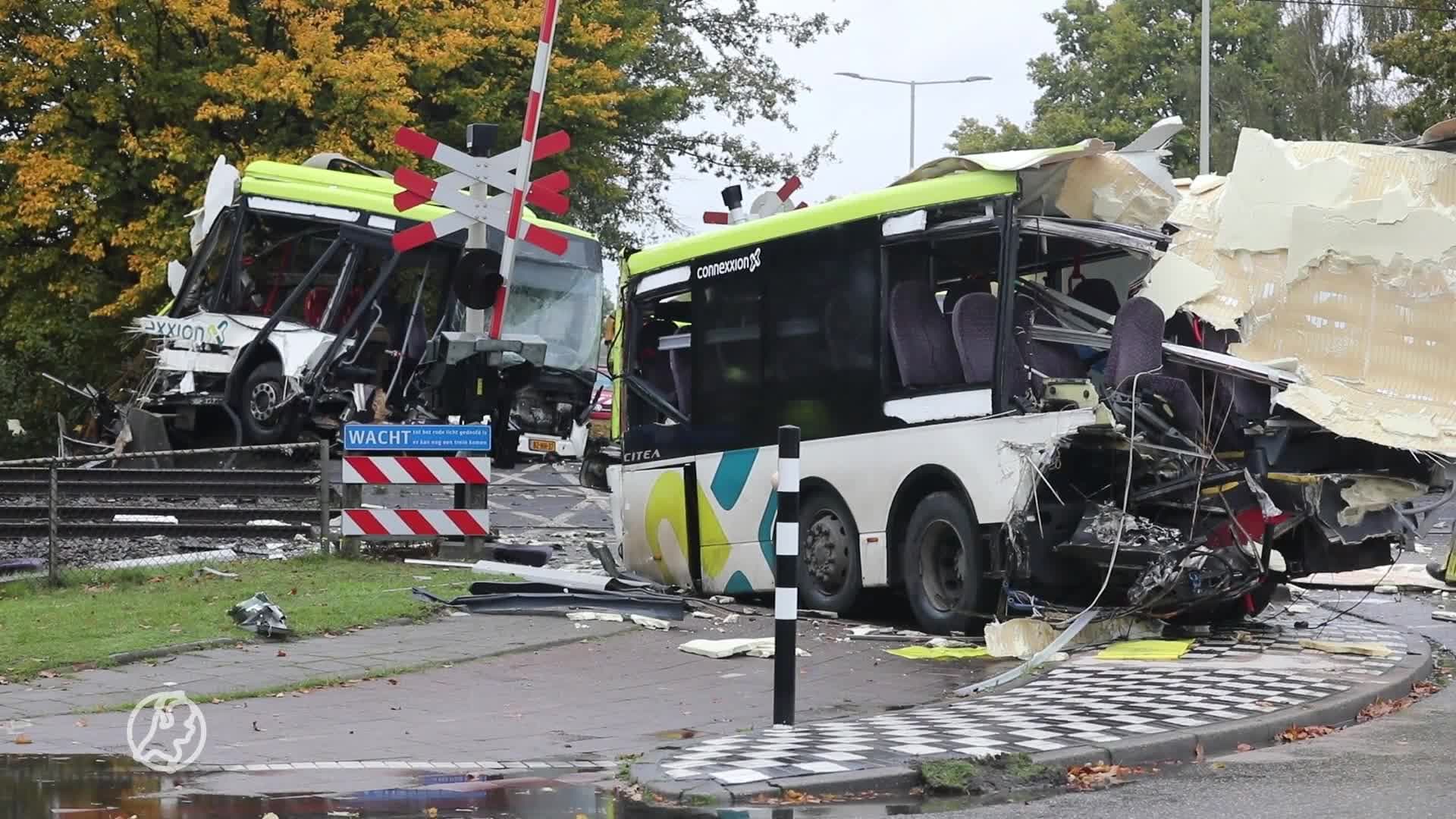 Ravage door aanrijding tussen bus en trein in Brabant