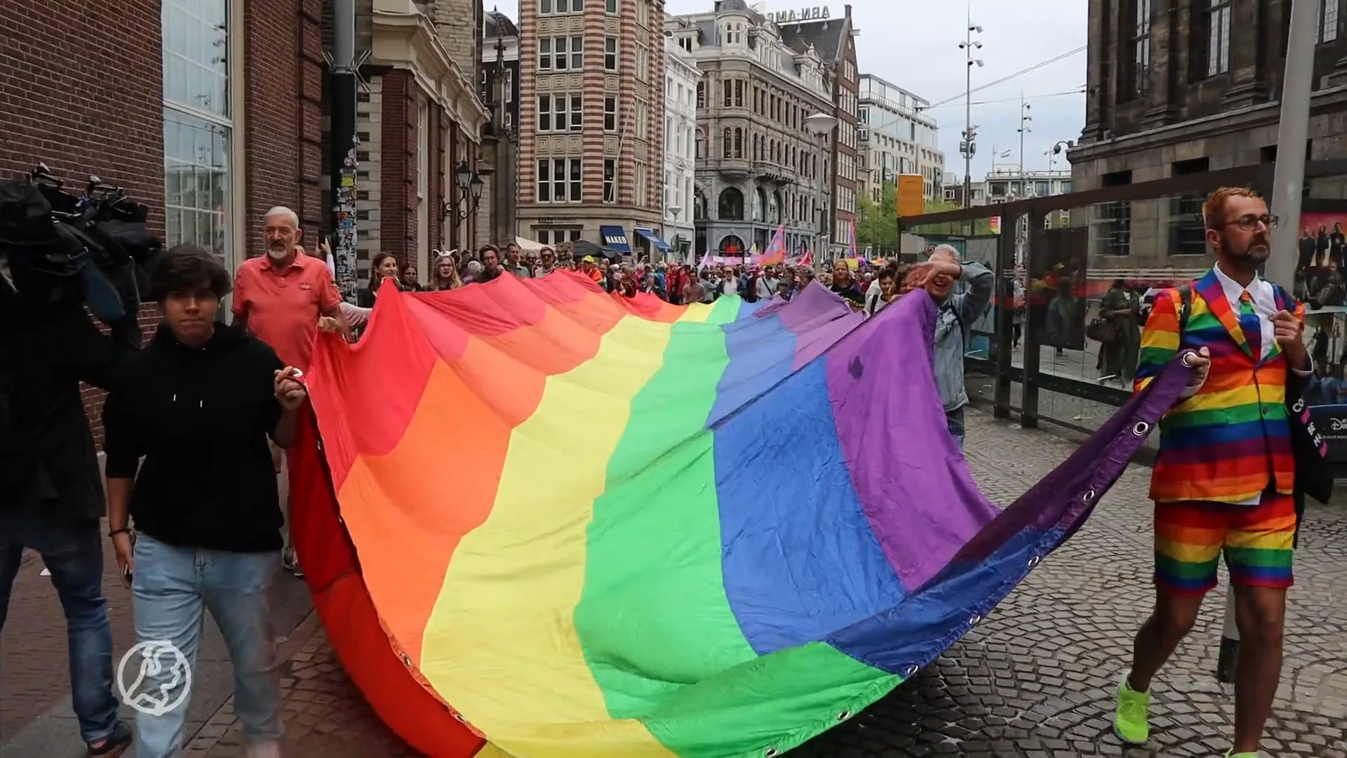 Duizenden deelnemers lopen mee met Pride Walk in Amsterdam