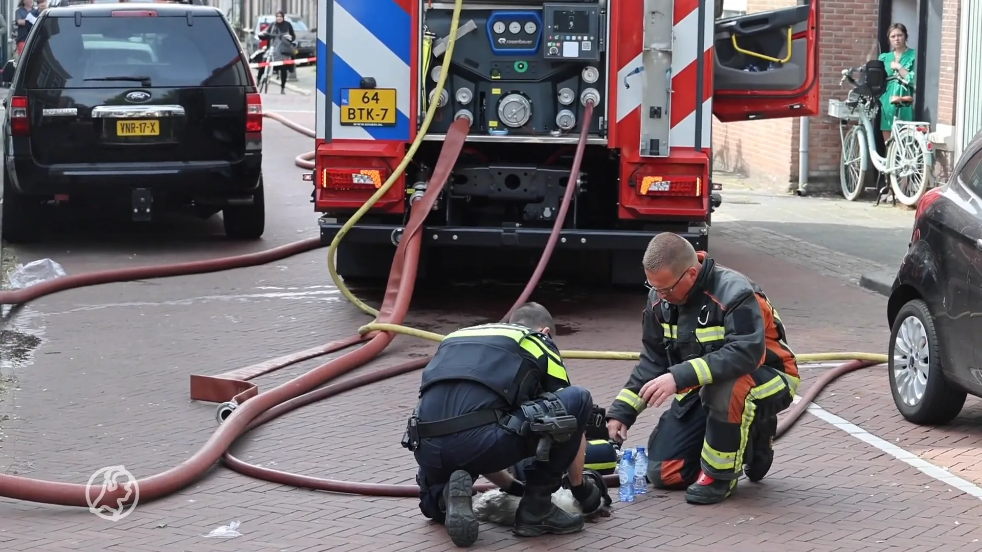 Buurtbewoners halen bewoner uit brandend huis, kat krijgt beademing