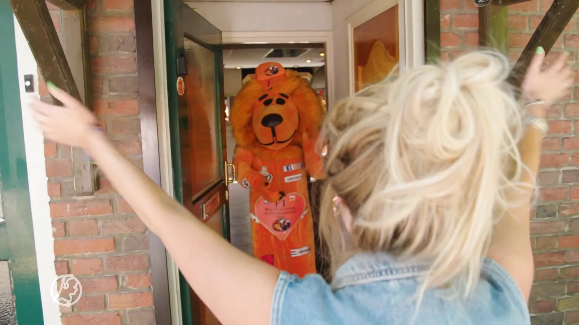 Oranjeleeuw Nard reist de hele wereld over om Max Verstappen aan te moedigen