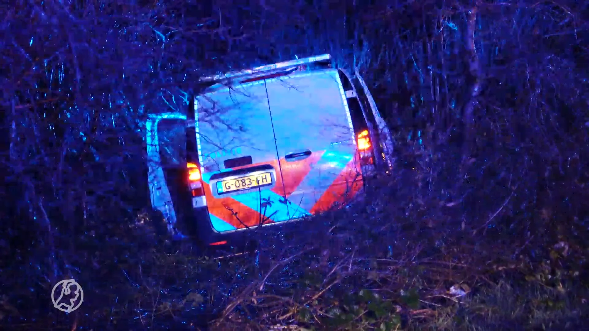 Politiebus met agenten en arrestant raken van A28, twee gewonden naar ziekenhuis