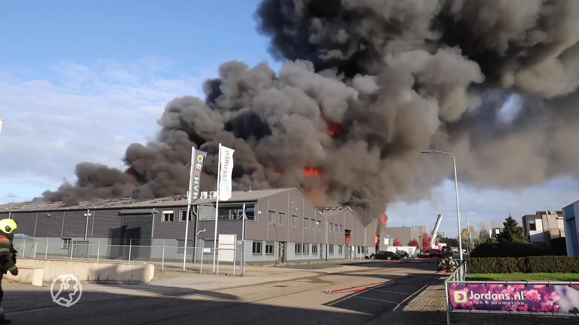 Flinke rooktonwikkeling bij grote brand op industrieterrein Beugen