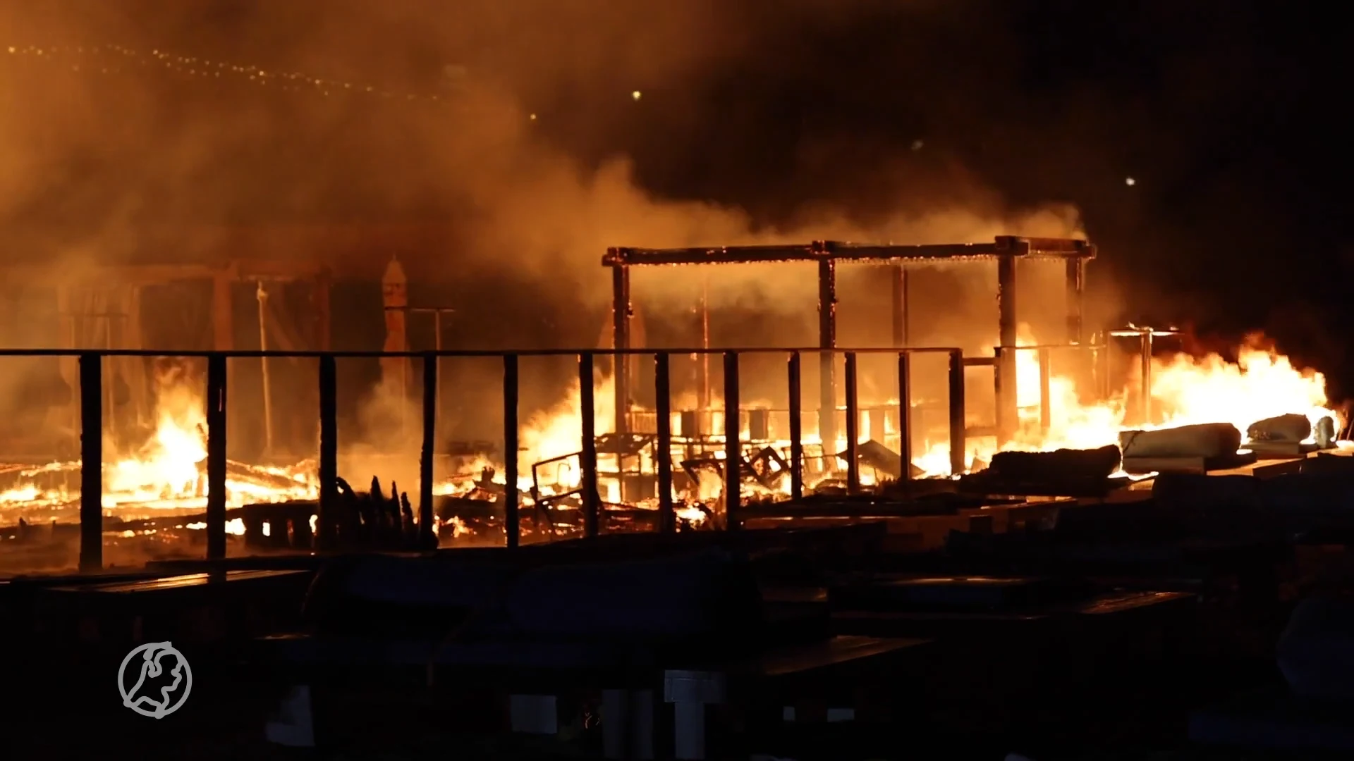 Felle uitslaande brand verwoest Beachclub Bloomingdale in Overveen