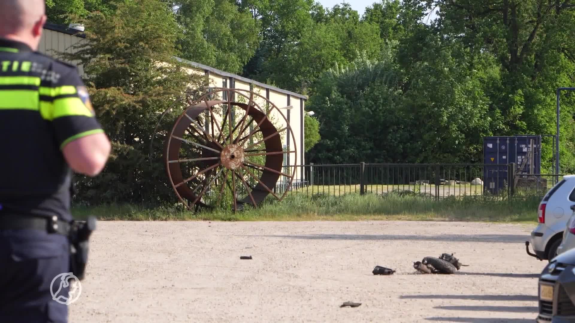Scooterrijder (17) botst bij overweg op passerende trein en overlijdt