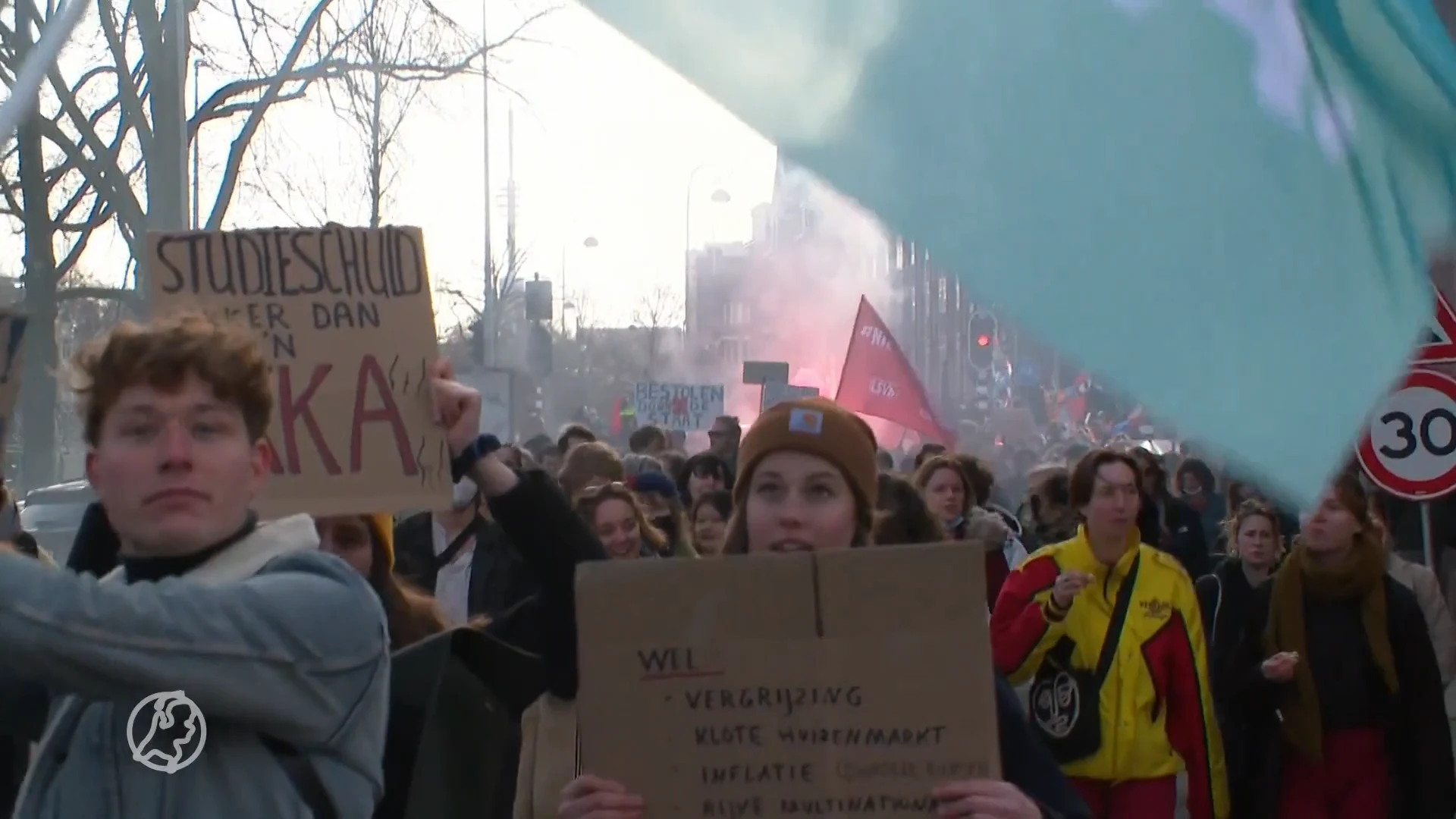 Duizenden studenten de straat op voor compensatieprotest leenstelsel: 'Onrustig door schulden'