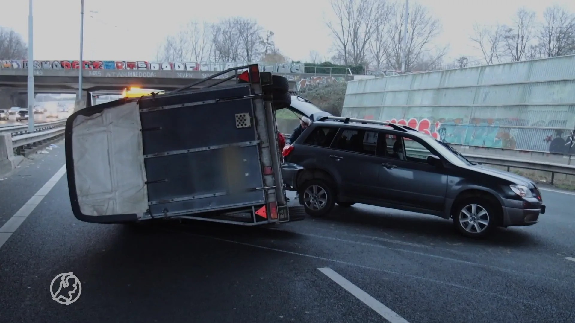 Paardentrailer met paard erin gekanteld op A20