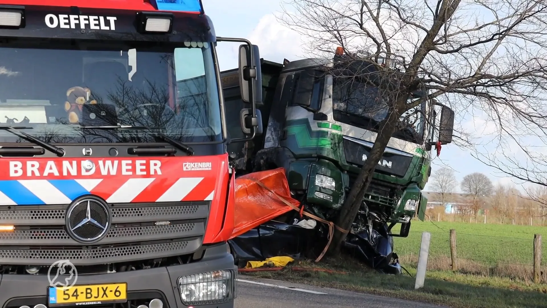 Auto belandt onder vrachtwagen in Oeffelt, bestuurder overleden