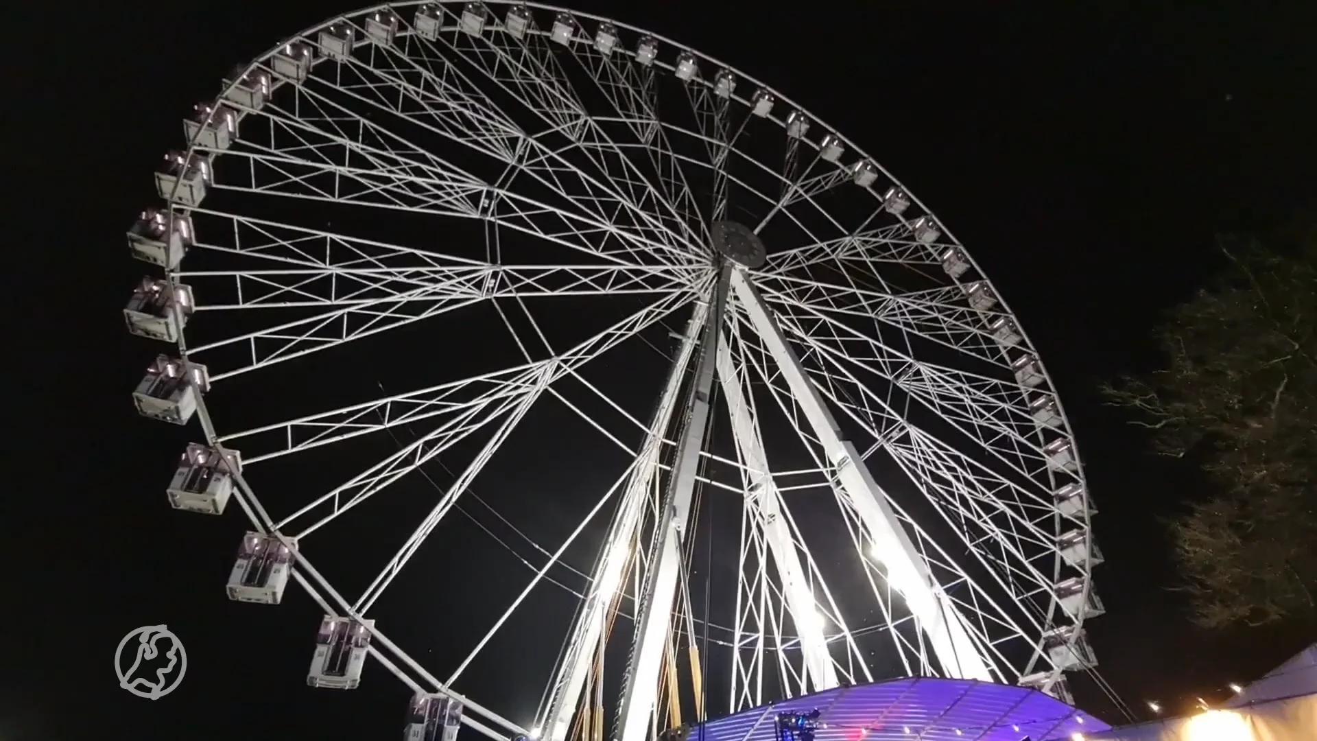 Reuzenrad stilgevallen in Enschede, bezoekers urenlang vast op grote hoogte