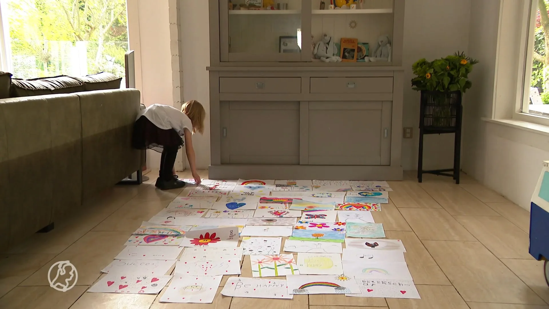 Elinde (7) maakt 'troosttekening' maken voor overleden broert...