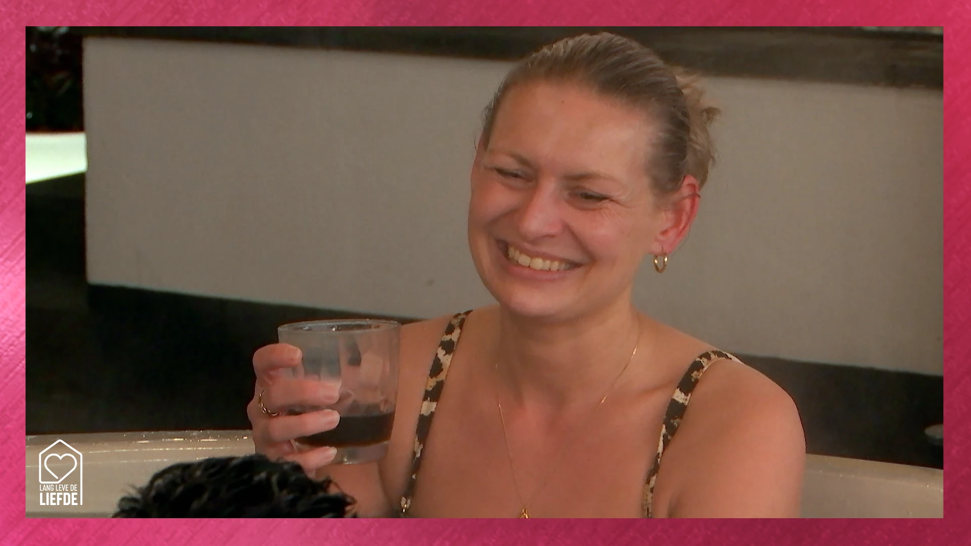 ONGEMAKKELIJKE momenten in hottub