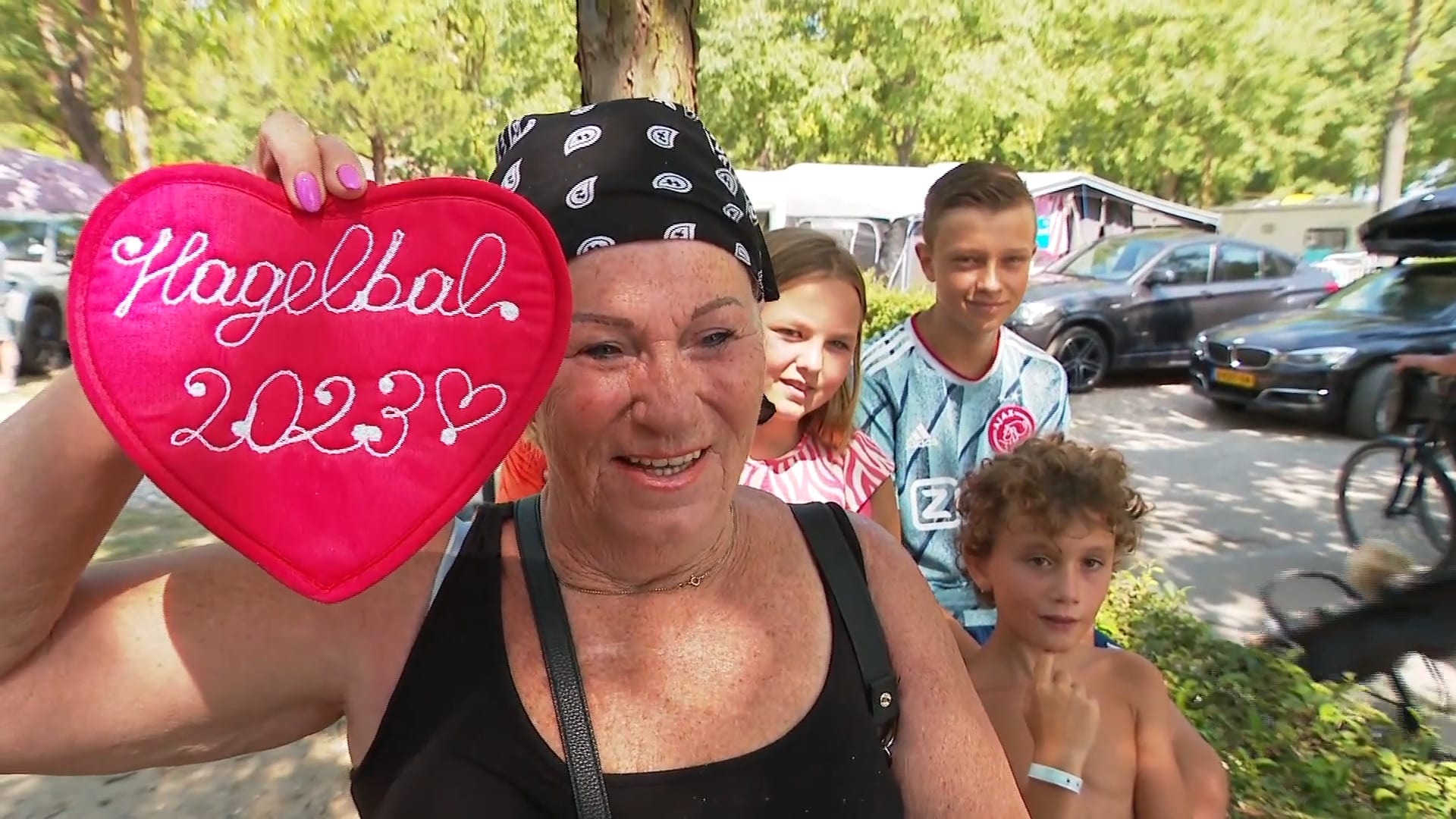 Familie verrast Annie met toepasselijk cadeau na hoofdwond door hagelsteen